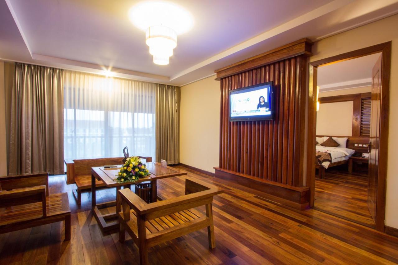Royal Empire Premium Hotel Siem Reap Exteriör bild