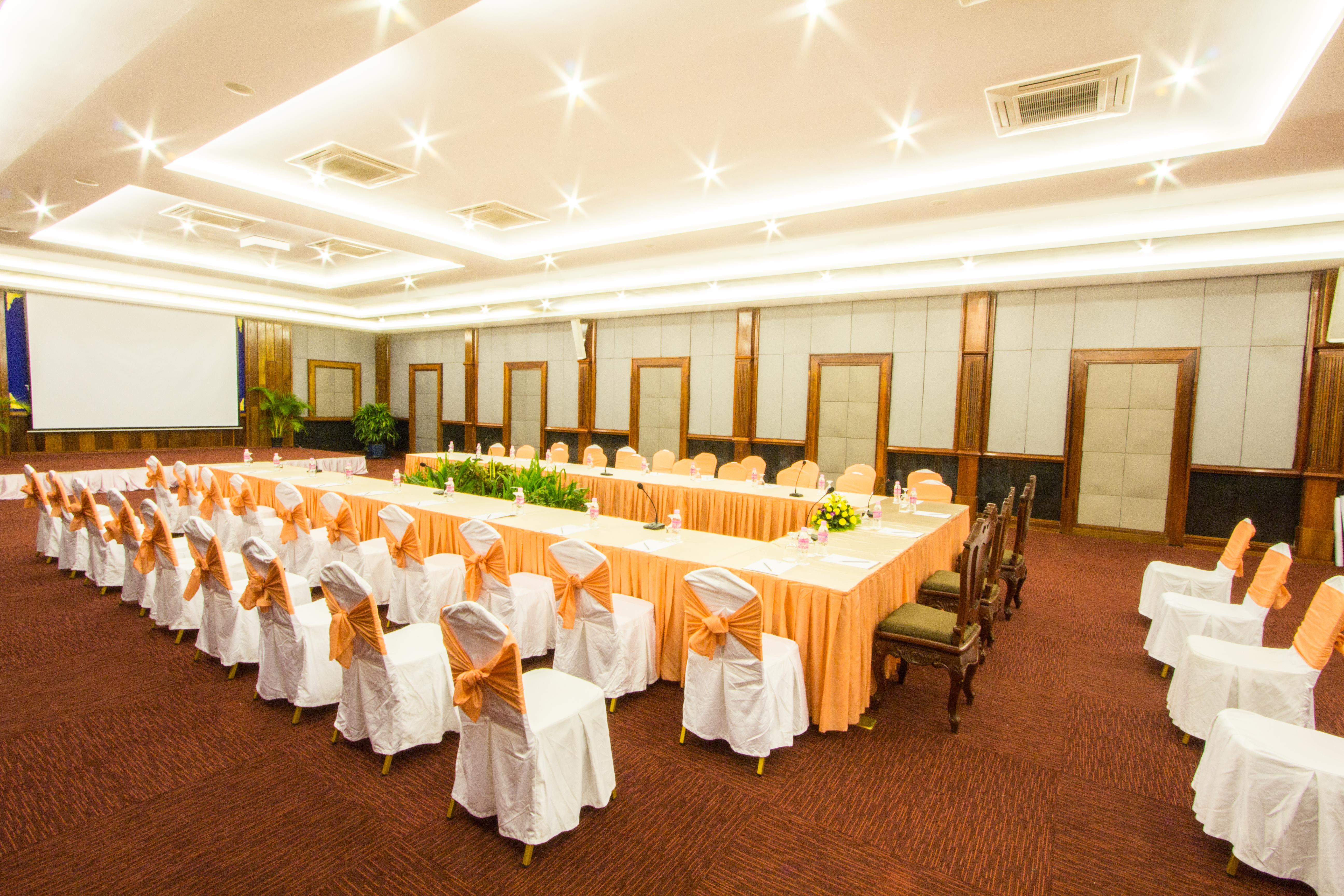 Royal Empire Premium Hotel Siem Reap Exteriör bild