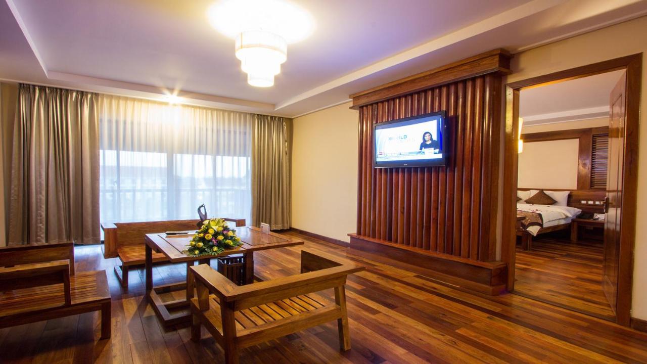 Royal Empire Premium Hotel Siem Reap Exteriör bild