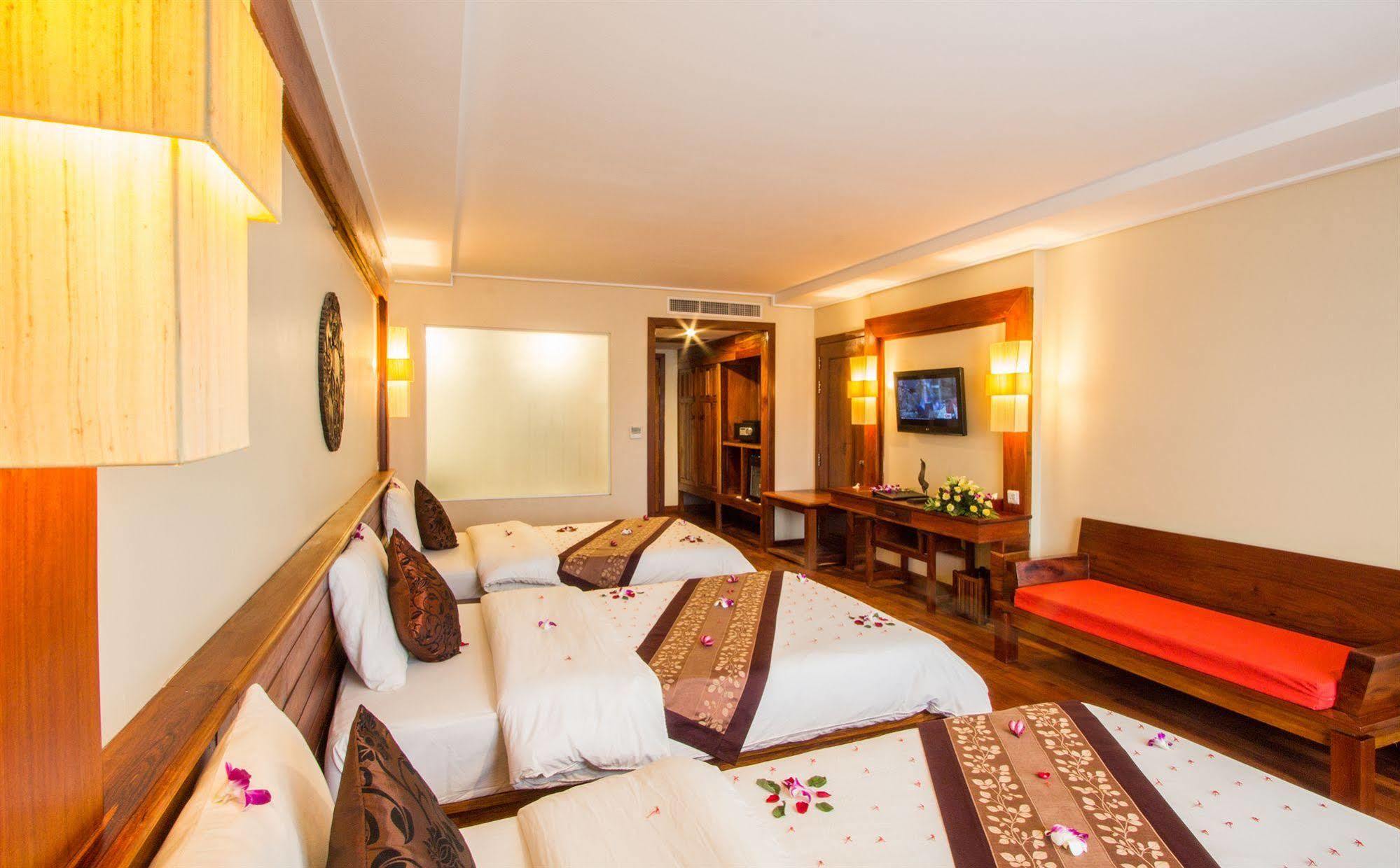 Royal Empire Premium Hotel Siem Reap Exteriör bild